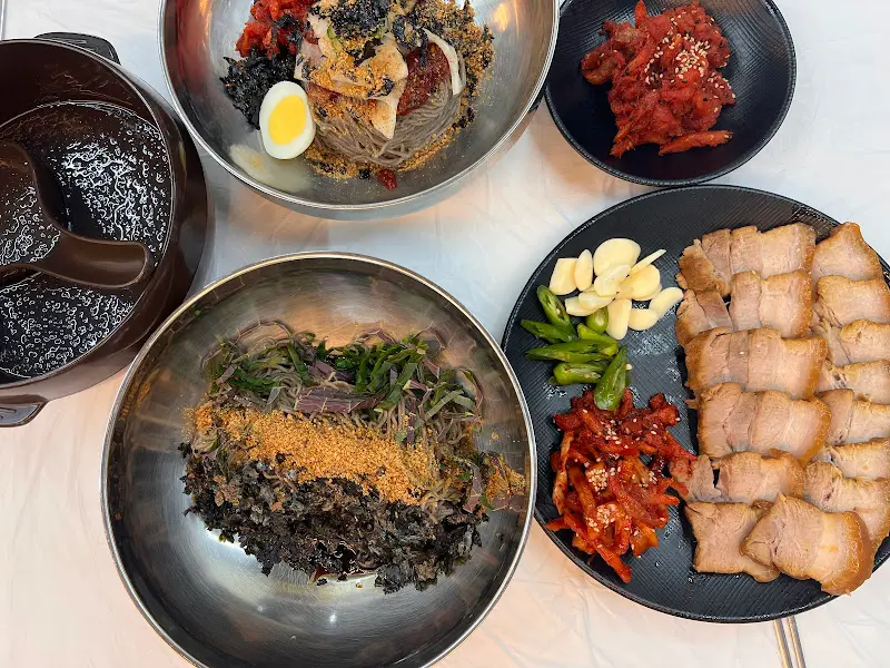 들기름 막국수와 명태회 막국수, 수육