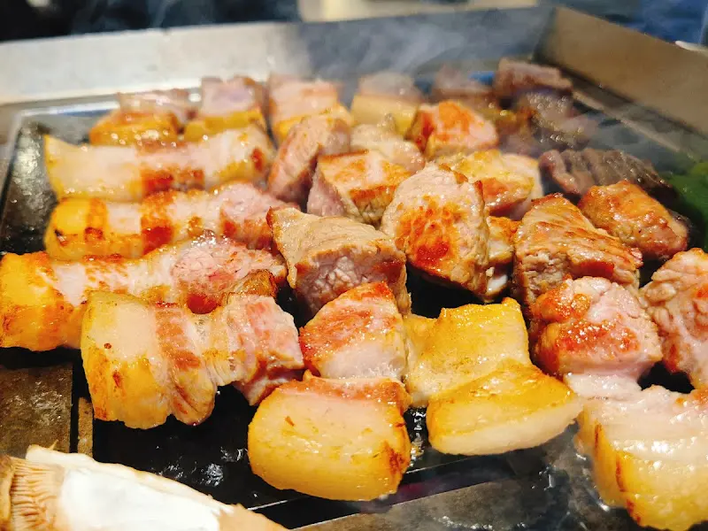 초벌된 흑돼지 근고기