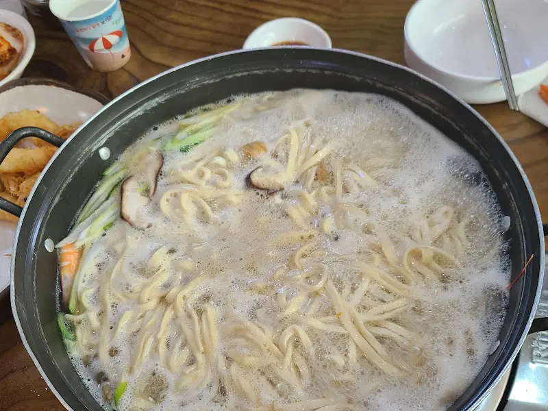 보글보글 끓고 있는 칼국수