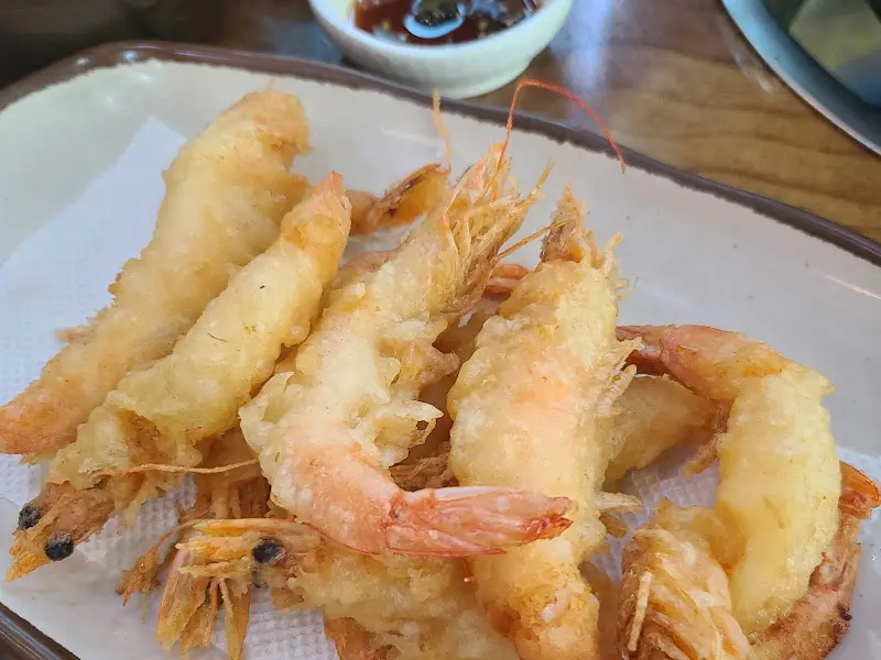 갓 튀겨져 나온 따끈따끈한 새우튀김