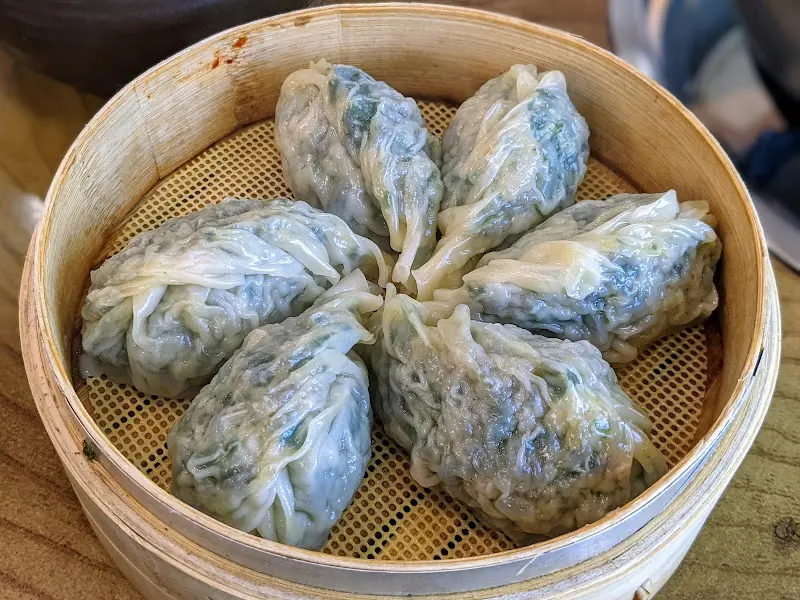 윤기가 좌르르 흐르는 만두