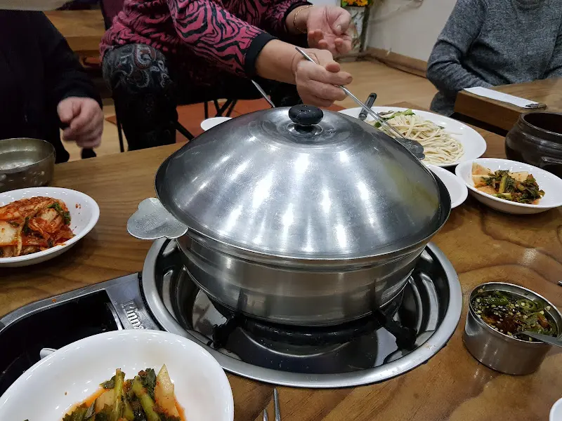 칼국수 끓이는 모습