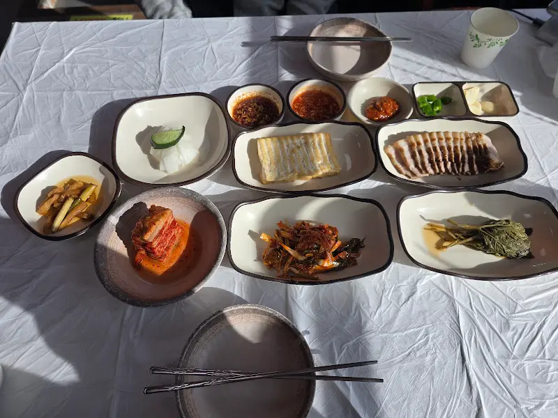 테이블 가득 차려진 음식