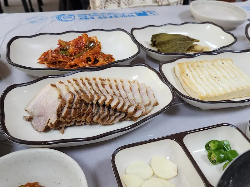 수육, 두부, 곰취 장아찌