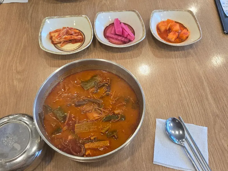 정갈하게 담겨 나온 밑반찬