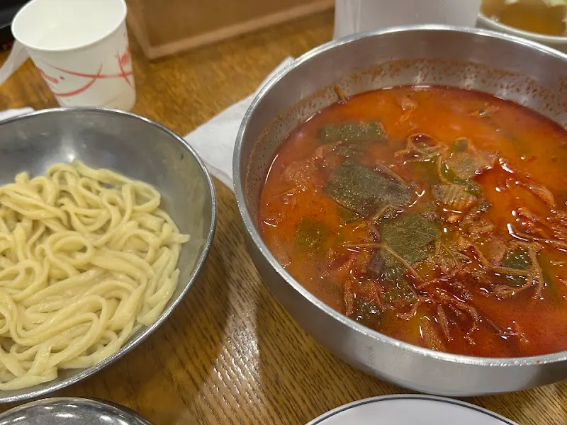 깊고 진한 국물이 인상적인 육개장 칼국수