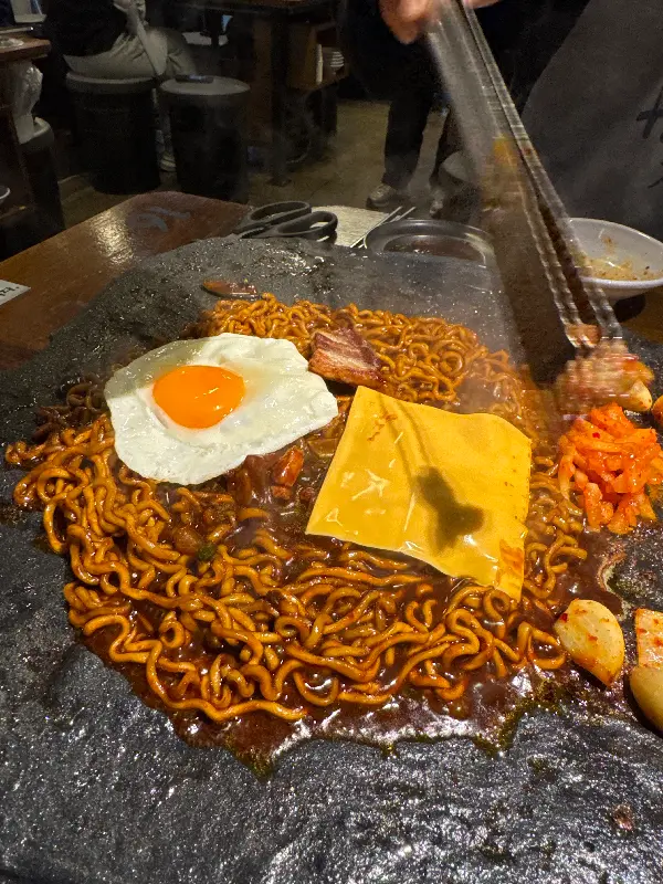 돌판 위에서 끓여지는 석암생소금구이의 특별한 짜파게티