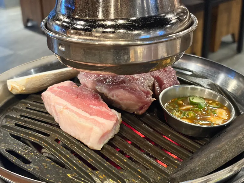 불판 위에서 익어가는 삼겹살과 목살