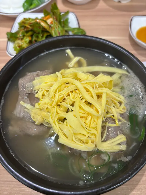 푸짐하게 담긴 비빔밥