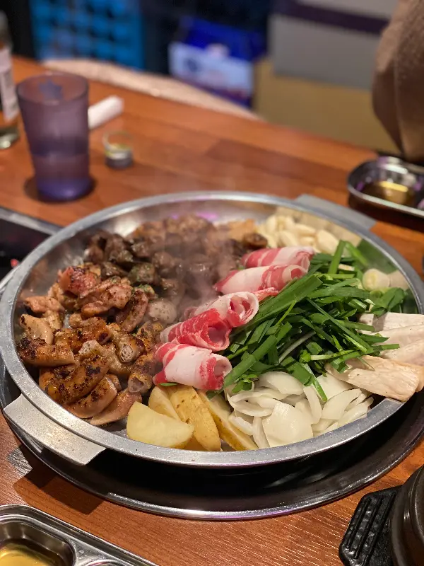 한 상 가득 차려진 곱창 구이