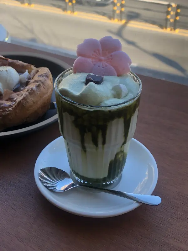 말차라떼와 더치베이비