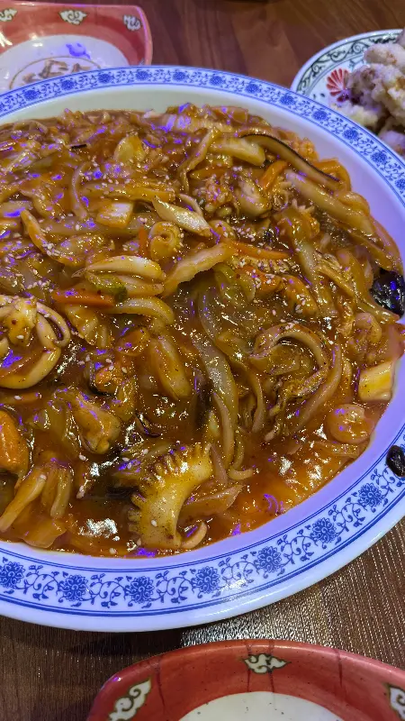 해물이 가득한 쟁반짜장