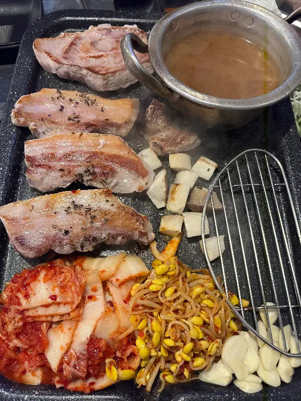 숯불 위에서 맛있게 익어가는 고기