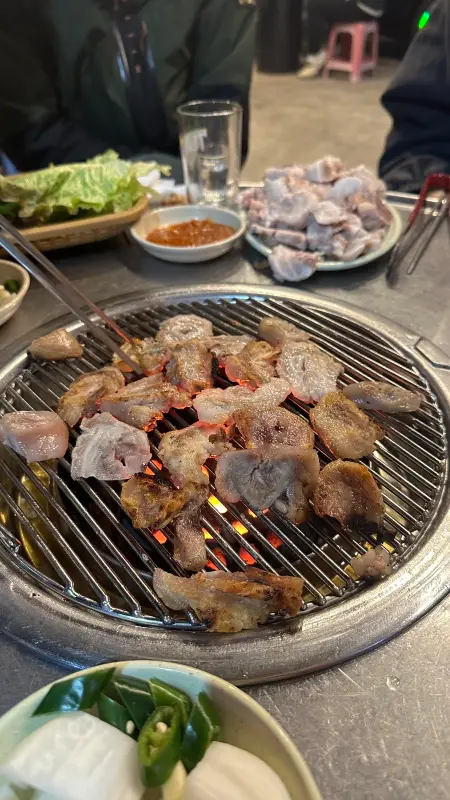 노릇하게 구워진 꼬리와 푸짐한 쌈 채소