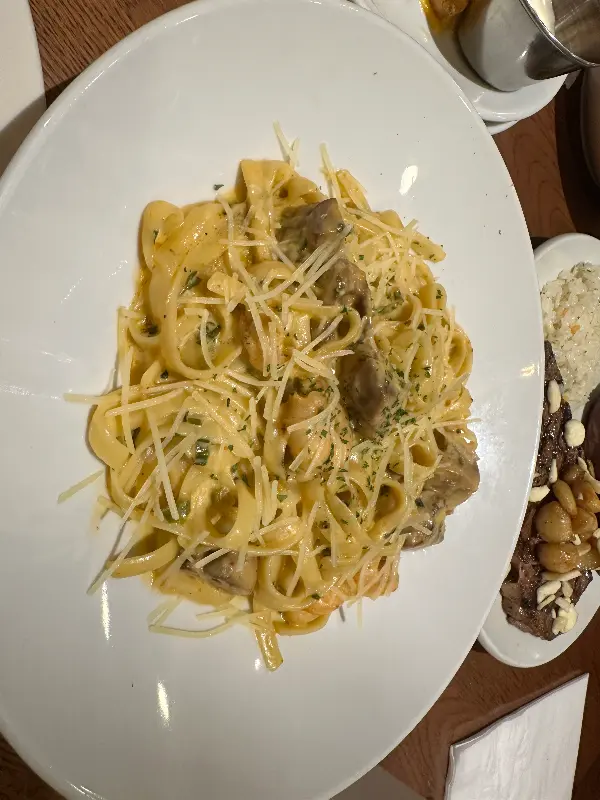 접시에 담긴 스파이시 투움바 파스타