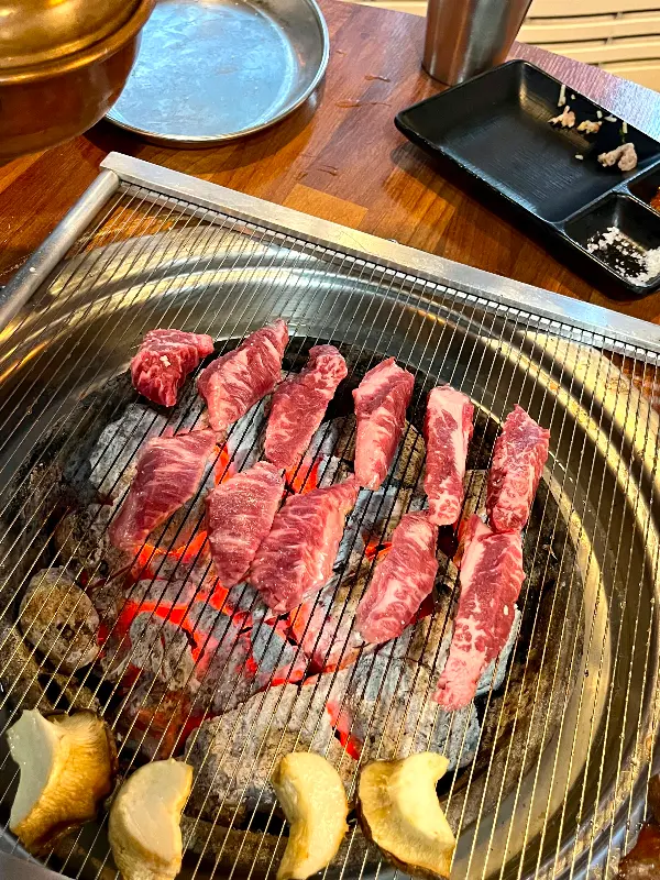 숯불에 구워지는 고기