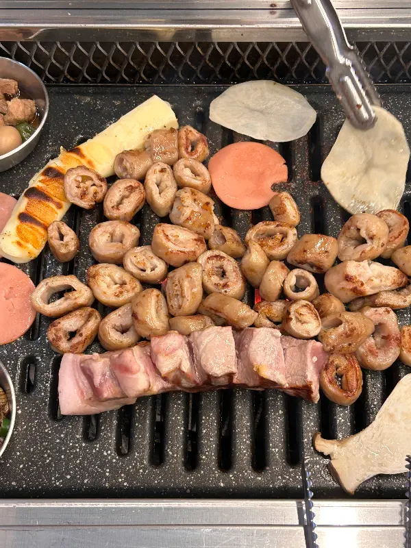 불판 위에서 노릇하게 구워지고 있는 막창