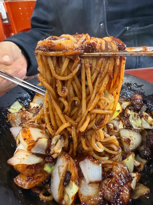 윤기가 자르르 흐르는 간짜장