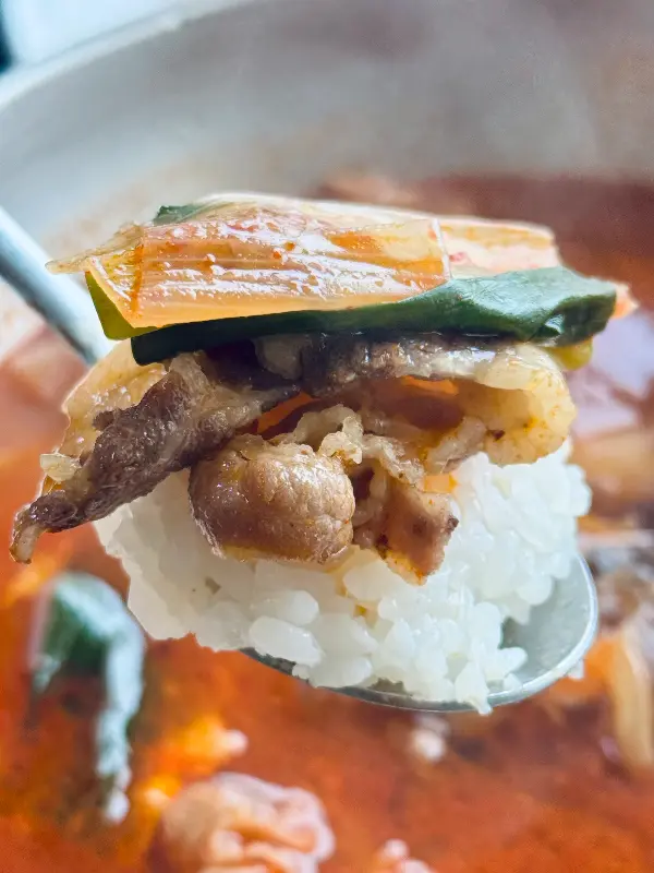 숟가락 위에 올려진 육개장과 밥