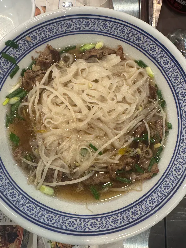 푸짐하게 담긴 쌀국수의 모습