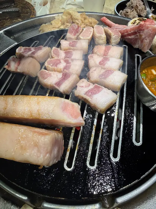 숯불 위에서 익어가는 흑돼지