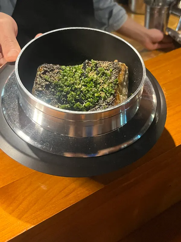 테이블 위에 놓인 사케 병과 잔