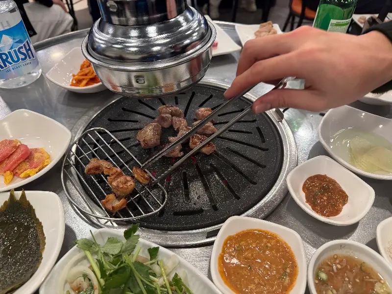 다양한 소스와 밑반찬