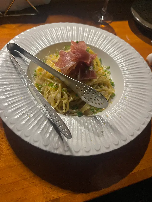 어란 파스타 위에 얇게 슬라이스된 햄이 올려진 모습