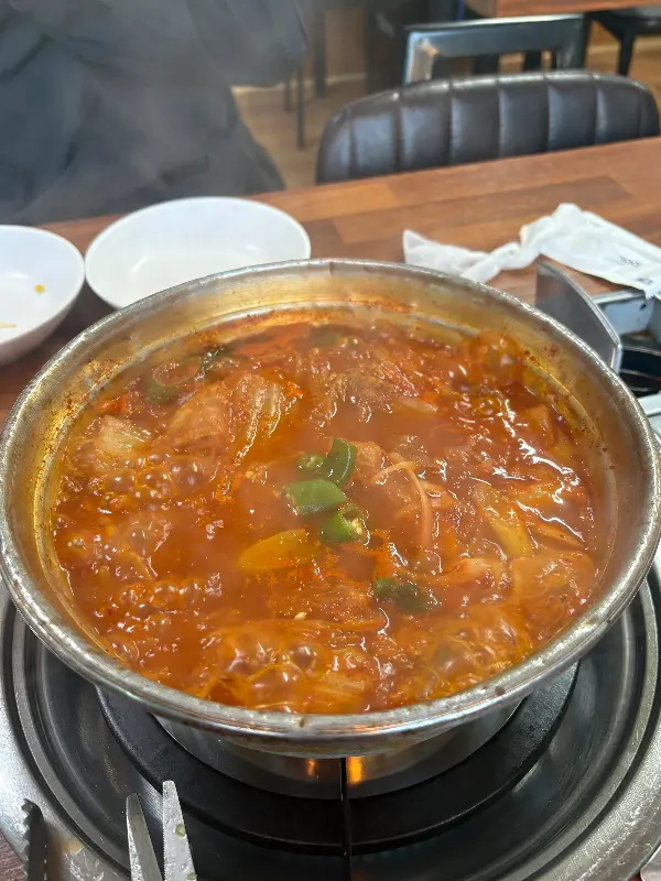보글보글 끓고 있는 김치전골
