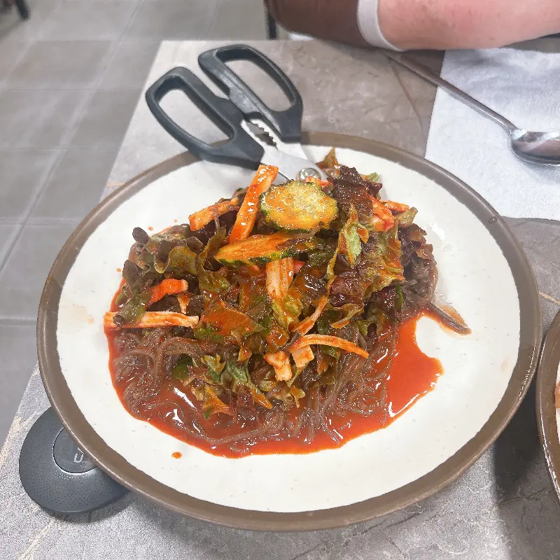 먹기 좋게 잘 비벼진 쟁반국수