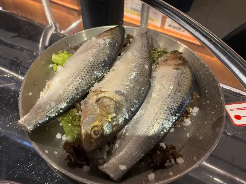 구이용으로 손질된 신선한 생선