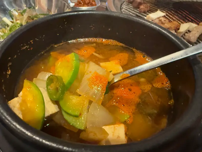 뚝배기 안에서 보글보글 끓고 있는 된장찌개의 모습