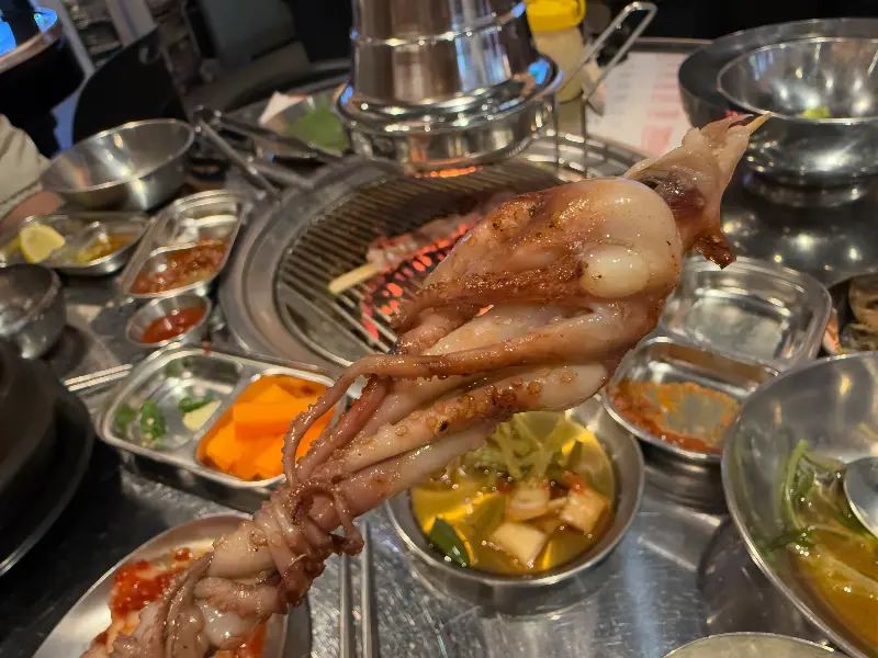 불판위에서 맛있게 구워지고 있는 낙지호롱이