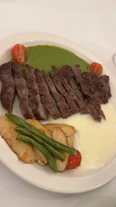 스테이크와 구운 채소, 바질 소스와 감자 퓌레