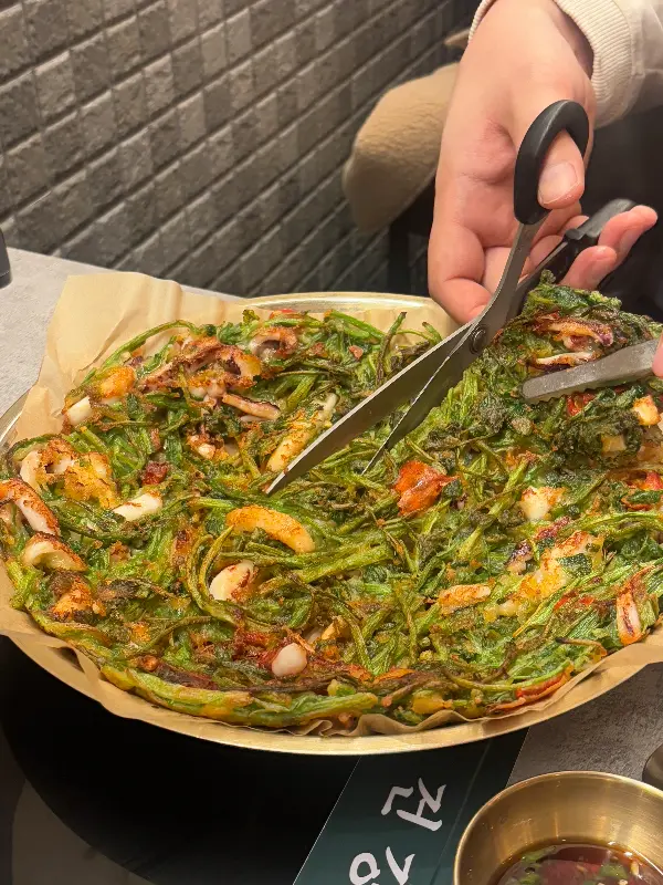 우렁 미나리전을 자르는 모습