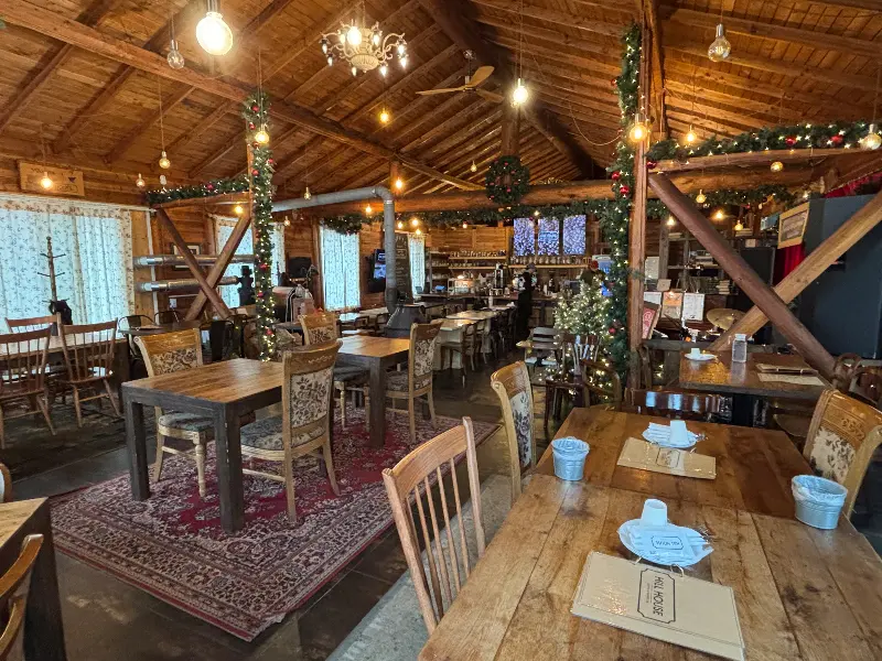 따뜻한 분위기의 힐하우스 내부