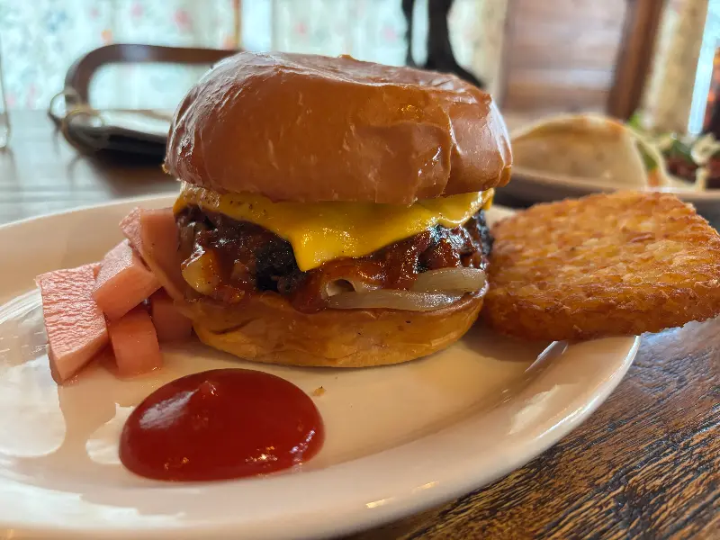 브리스킷 버거와 해쉬브라운