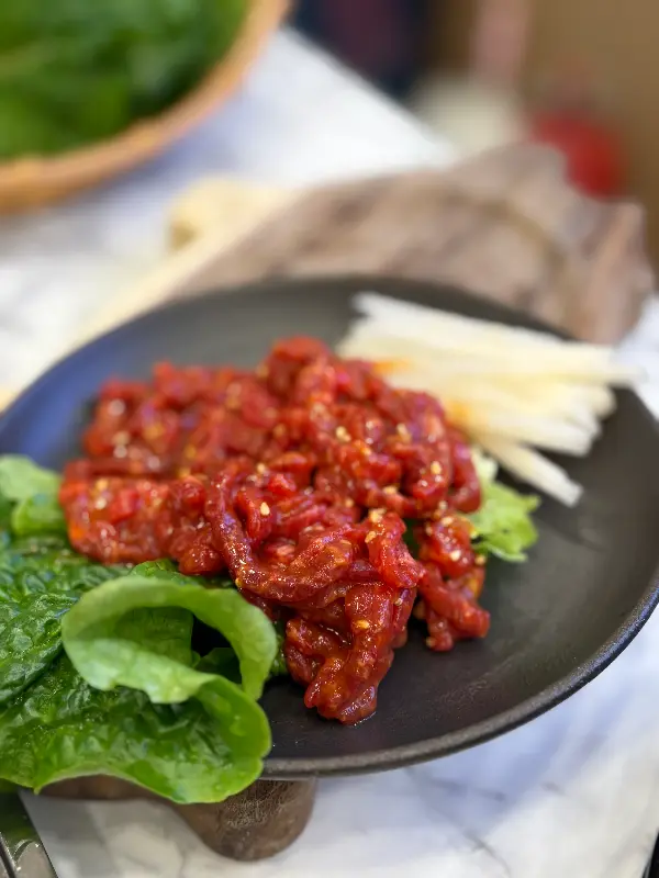 신선한 육회 한 접시