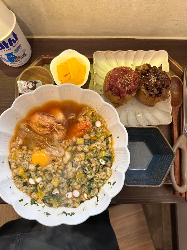 얼큰 해물 우동과 유부초밥