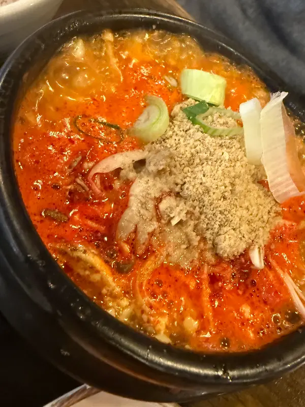 보글보글 끓는 순두부 찌개