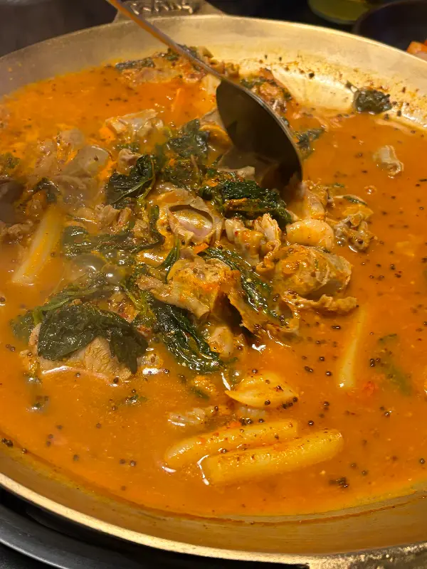 술안주로 제격, 곱창전골의 매혹적인 비주얼