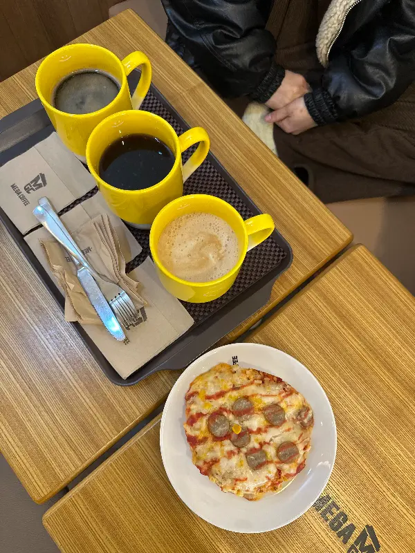 메가커피 음료와 피자