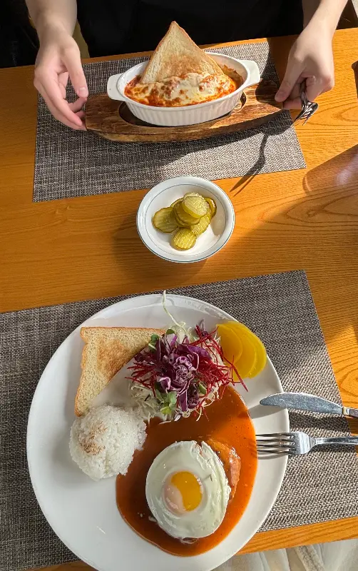 함박스테이크와 샐러드의 조화