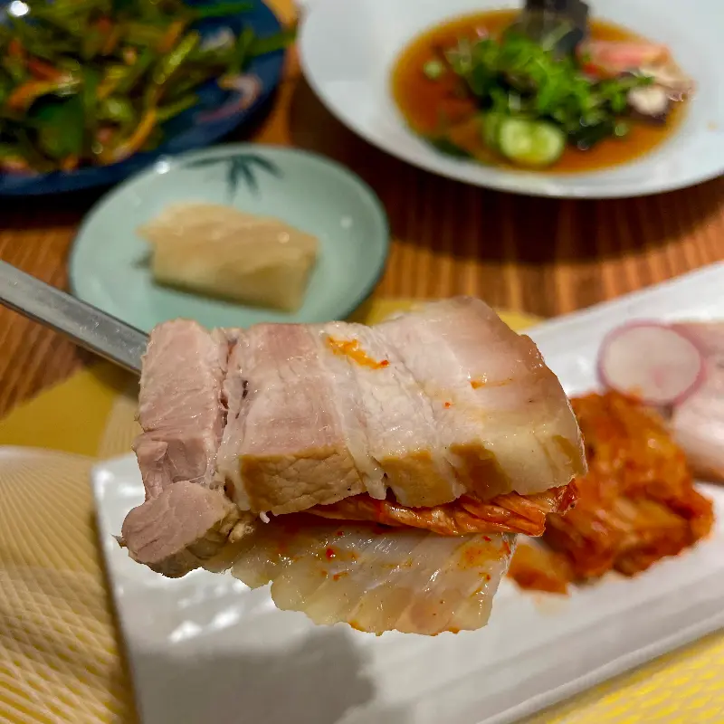 윤기가 흐르는 보쌈과 김치의 조화