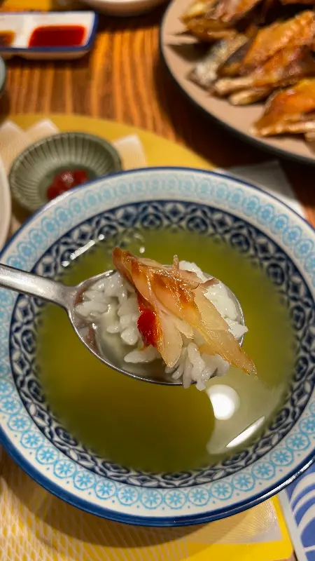 녹차물에 밥을 말아 굴비 한 점을 올린 모습