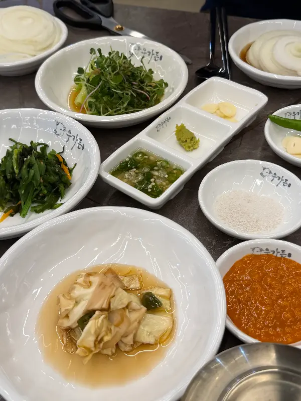 정갈하게 차려진 밑반찬