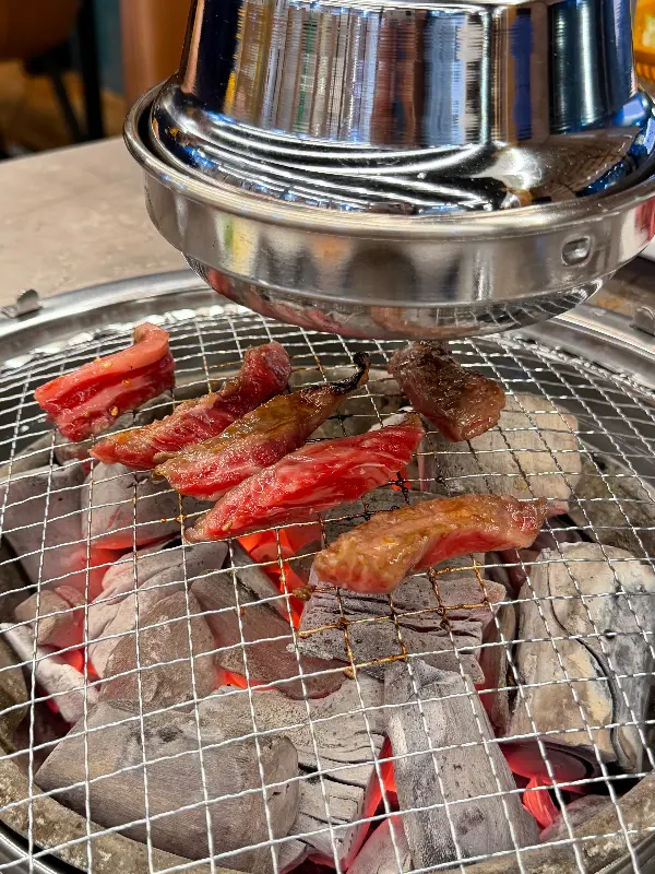 숯불 위에서 익어가는 소갈비살