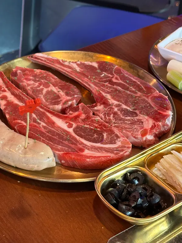 선홍빛 마블링이 살아있는 양갈비 스테이크와 수제 소세지의 만남