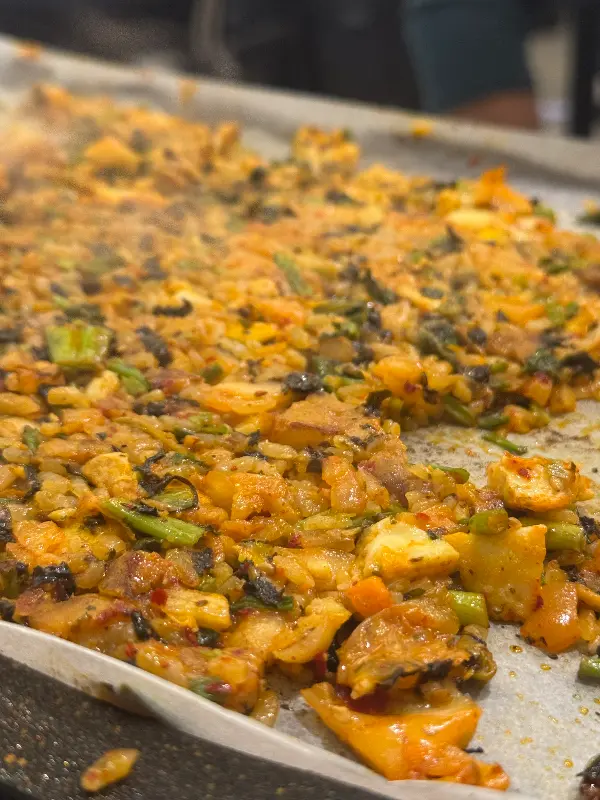 불판 위에서 맛있게 볶아지고 있는 볶음밥