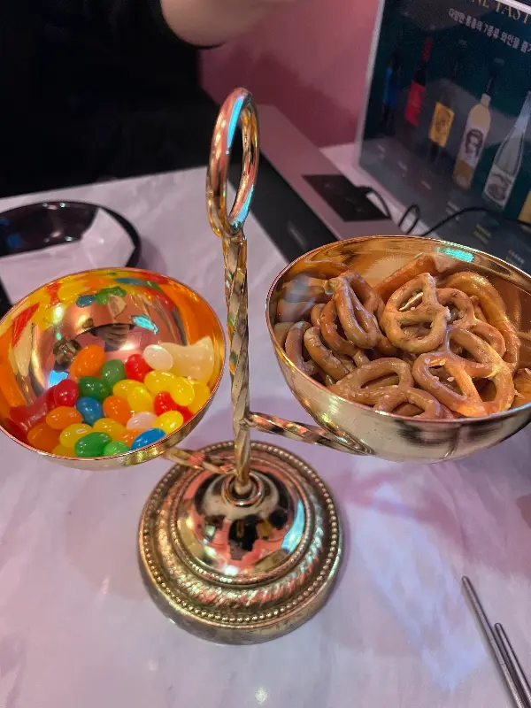 기본 안주로 제공되는 젤리와 프레첼